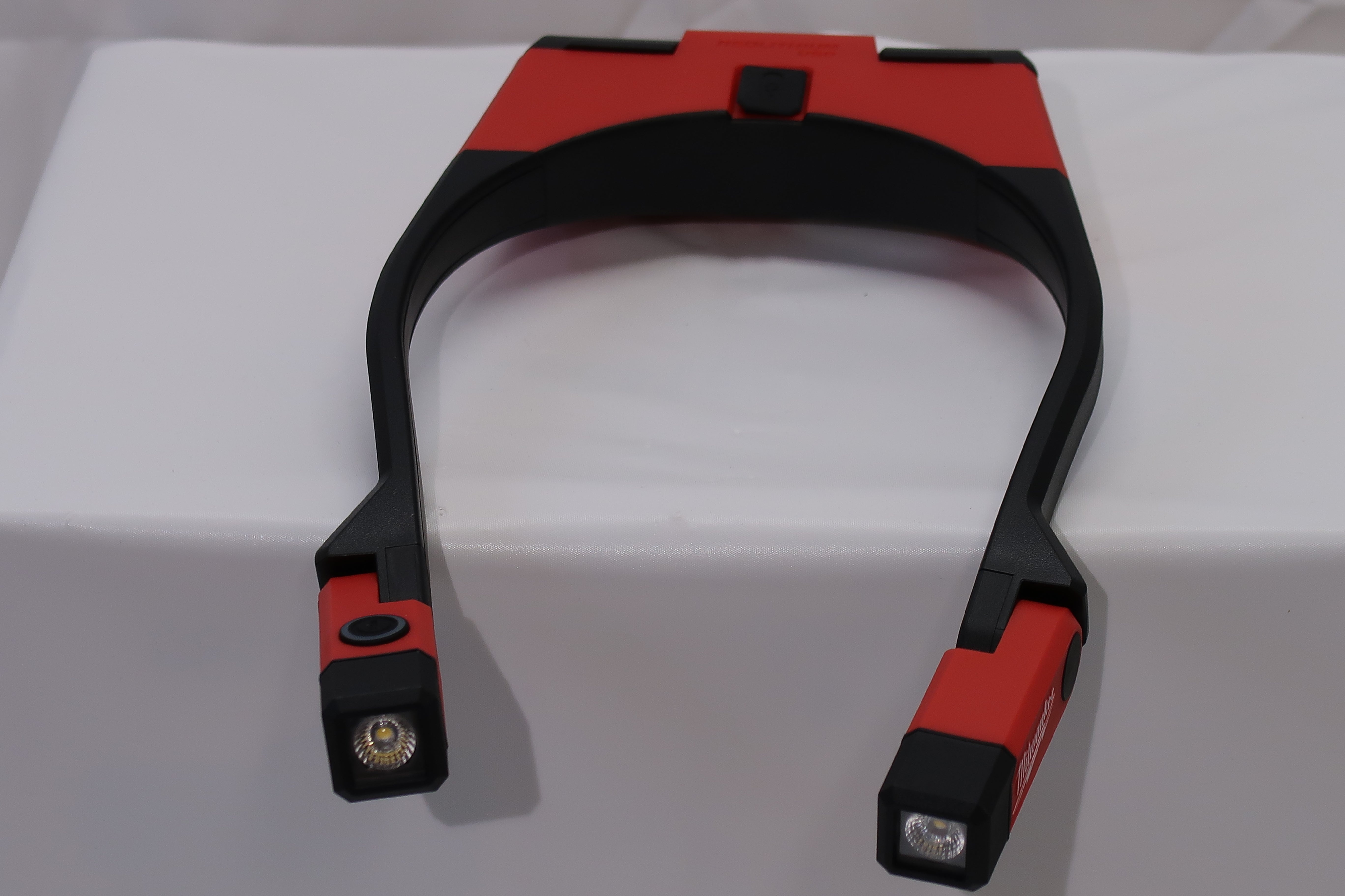 Milwaukee 2117-21 REDLITHIUM USB 400 Lumen Neck Light