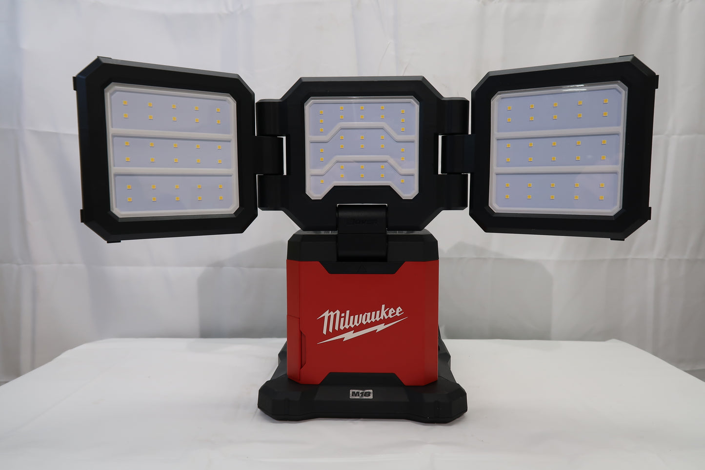 Milwaukee 2368-20 M18 ROVER Dual Power Triple-Panel Flood Light